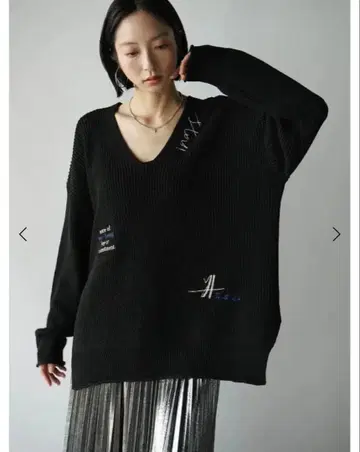 이번 시즌 로고 자수 V넥 니트