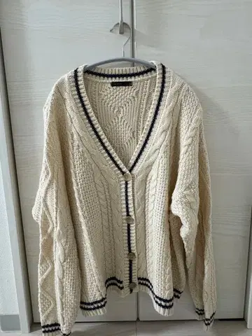 아이보리 케이블 짜임 V넥 가디건