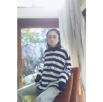 Torico 아다치 유미 착용 Torico 삼촌 보더 모크넥 리브 티셔츠