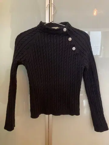 비쥬 네이비 케이블 짜임 긴팔 스웨터