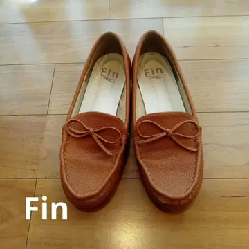 핀 브라운 로퍼 리본 포함
