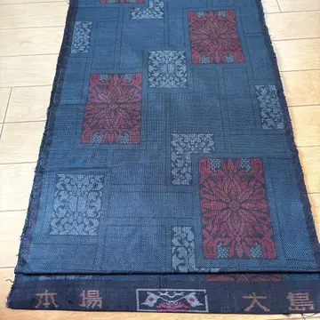 오시마 명주 옷감 네이비와 빨간색 꽃무늬