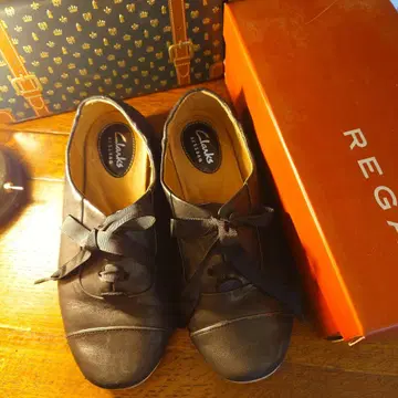 Clarks 블랙 가죽 로퍼