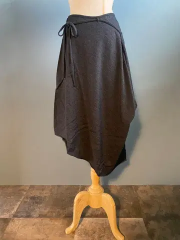 다크 그레이 랩스커트