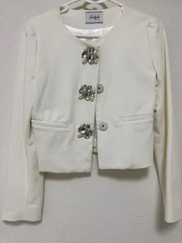 화이트 자켓 비쥬 부착