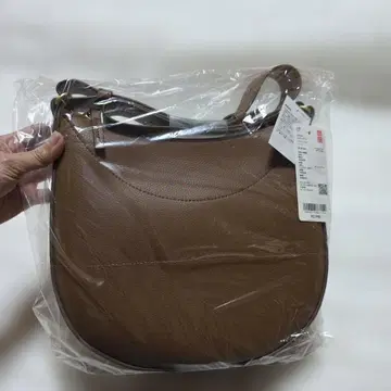 택 포함 새상품 유니클로 UNIQLO 가죽 터치 원 핸들 백 브라운