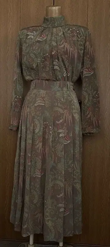 그린 계열 꽃무늬 스커트 셋업