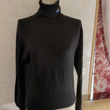 블랙 터틀넥 스웨터