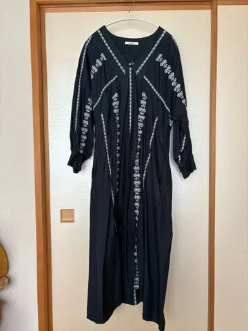 relume 블랙 자수 롱 원피스