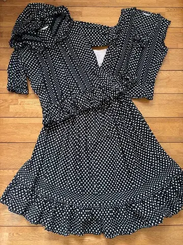 물방울 패턴 프릴 포함 쓰리 세트