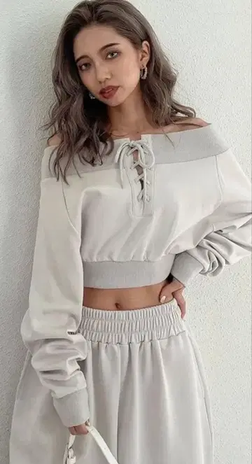 GYDA 오프숄더 레이스업 크롭 트레이닝복