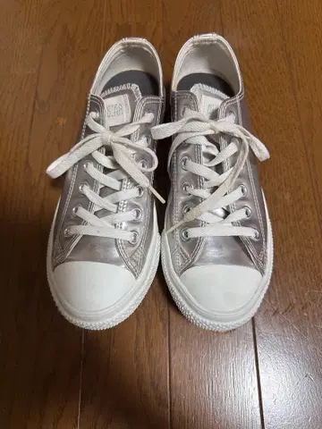 실버 합성 피혁 로우컷 스니커즈