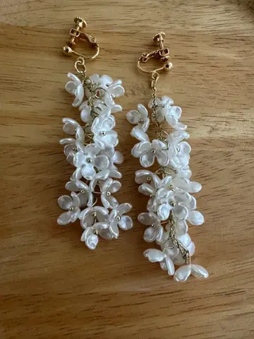 작은 꽃이 이어지는 화이트 플라워 귀찌 결혼식 데이트에도