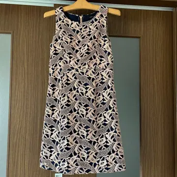 SCOT CLUB 슬리브리스 무릎 기장 원피스