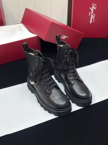 Roger Vivier 버클 장식 블랙 레더 워크 부츠 24cm