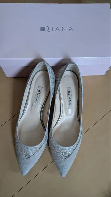 Diana 그레이 레이스 장식 하이힐