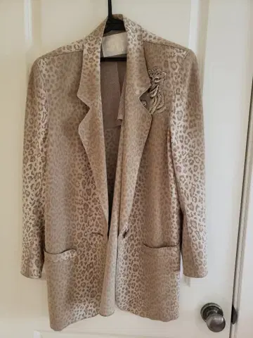 레오파드 무늬 자켓 이타리야