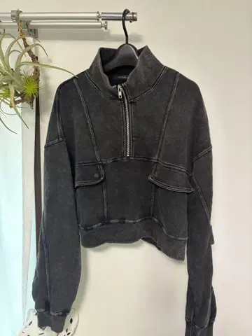 JEANASIS 다크 그레이 크롭 맨투맨