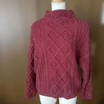 마우지 버건디 케이블 니트 스웨터