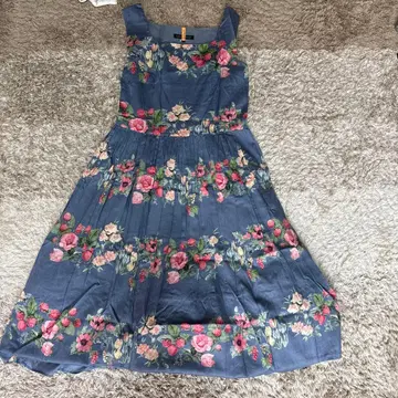 [ 로라 애슐리 ] 꽃무늬 슬리브리스 무릎 기장 원피스