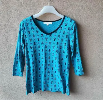 빈티지 스타일 스컬 올 패턴 V넥 상의