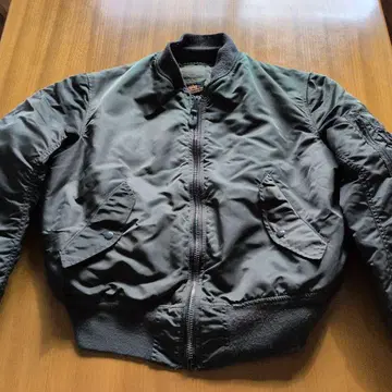 Alpha Industries MA-1 카키 자켓