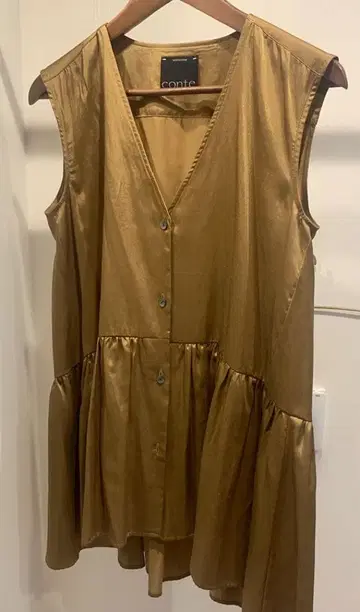 conte 슬리브리스 V넥 골드 셔츠