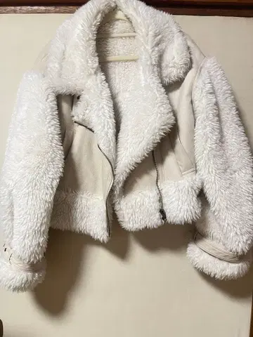 MURUA 보아 슬리브 페이크 무스탕 아이보리