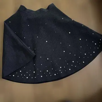 펄 장식 그레이 플레어 스커트