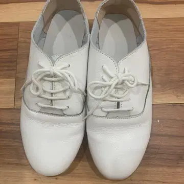 화이트 가죽 레이스업 슈즈