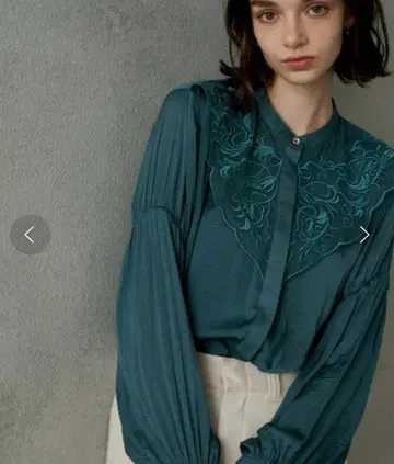 Unitage 유니테이지 빈티지풍 자수 블라우스 다크 그린