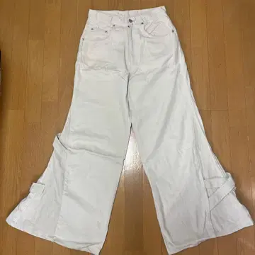 화이트 부츠컷 데님