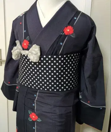 쇼와 레트로  기모노 네이비 바탕에 홍백 동백꽃 무늬