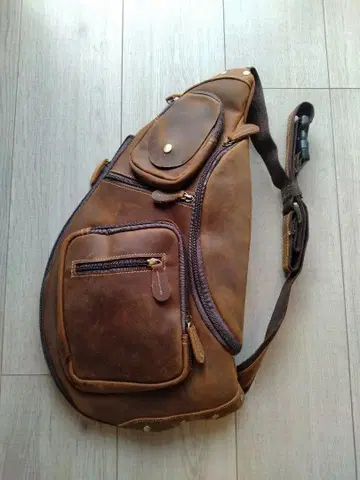 브라운 가죽 슬링 백