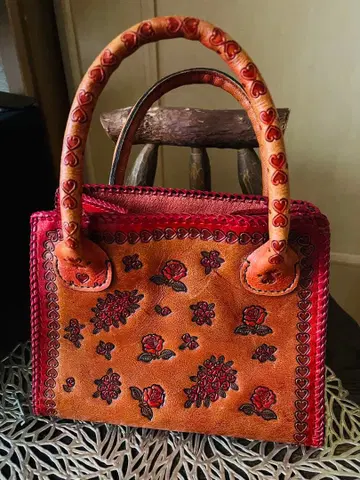 꽃무늬 자수 가죽 핸드백