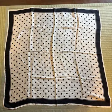 도트 무늬 실크 스카프 아이보리 블랙