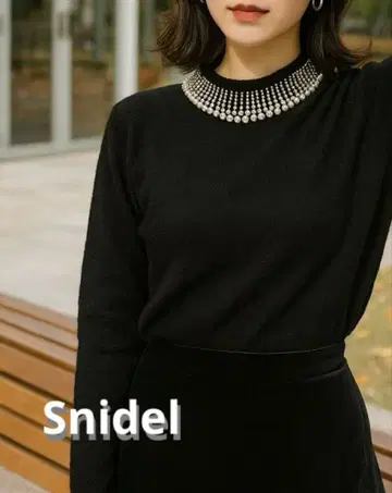 스나이델 블랙 니트 펄 장식 옷깃