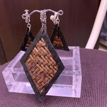 산포도의 덩굴로 짠 펜던트 탑과 귀찌 세트