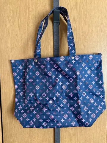 네이비 기하학 패턴 토트백 러셋