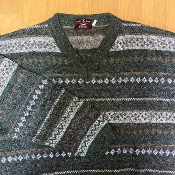 V넥 니트 스웨터