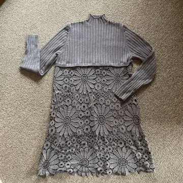 그레이 레이스 꽃무늬 터틀넥 긴팔