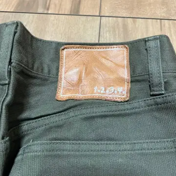 올리브 그린 스트레이트 팬츠 les vis a bois (레비아 보아)