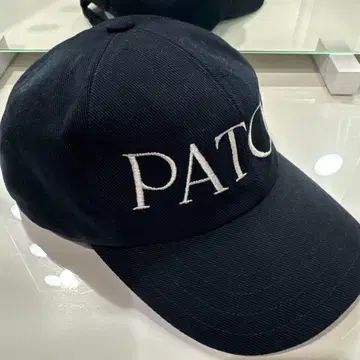 PATOU 블랙 자수 캡