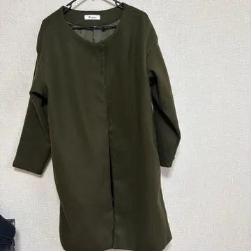 올리브 컬러 라운드넥 롱 코트