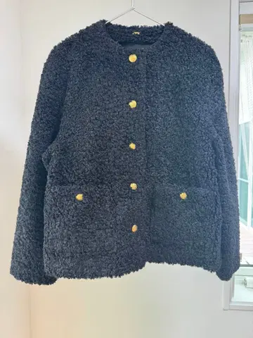 미라 오웬 금장 버튼 노카라 컴팩트 보아 자켓