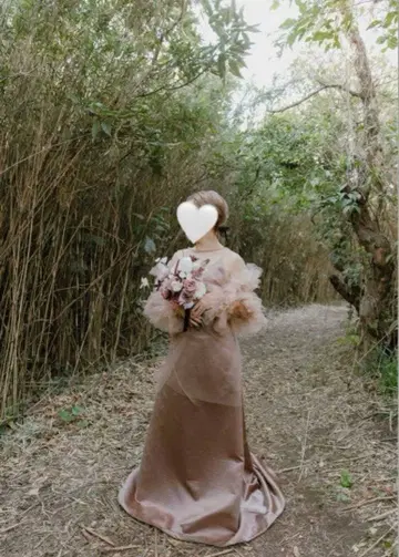 엘레강트한 베이지 새틴 드레스