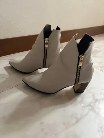 화이트 지퍼 달린 스틸레토 부츠