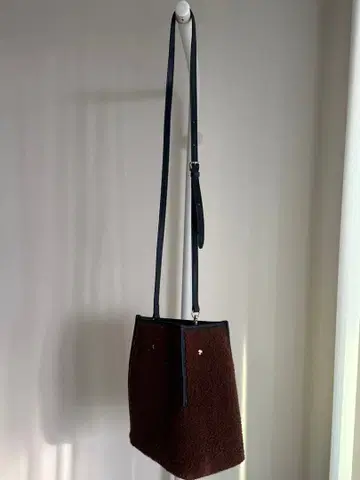 더 딜레탕트 브라운 퍼 숄더백