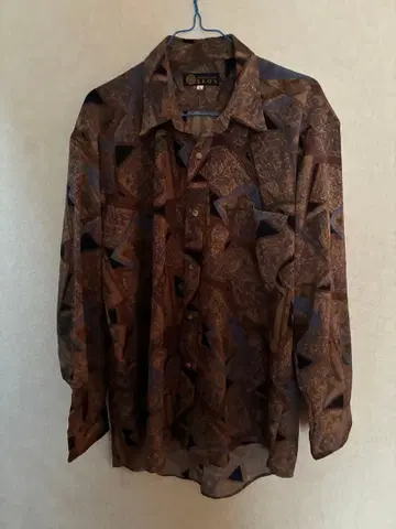 브라운 계열 기하학 패턴 긴팔 셔츠