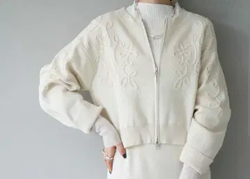 [ 미사용 새상품 ] 뤼미에 Lumier 아이보리 자수 니트 지퍼 가디건